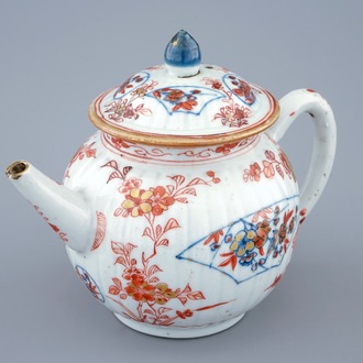 Een Chinese theepot met deksel in Imari-stijl, Kangxi