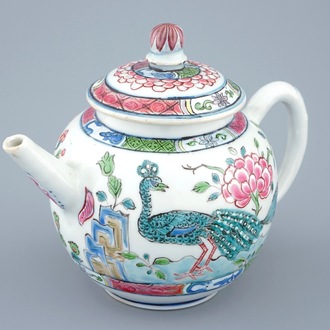 Een Chinese famille rose theepot met deksel in Londen gedecoreerd, Qianlong, 18e eeuw