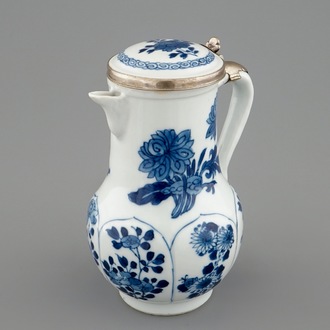 Une verseuse couverte en porcelaine de Chine bleu et blanc montée d'argent, Kangxi