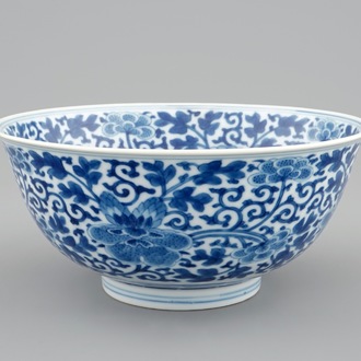 Een Chinese blauw-witte kom met pioenrozen, Qianlong merk en periode