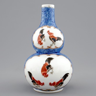 Een Chinese kalebasvormige vaas met hanen op een blauwe fond, 18/19e eeuw