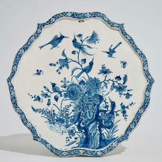 Een blauw-witte Delftse plaquette met chinoiseriedecor van vogels en bloesems, begin 18e eeuw
