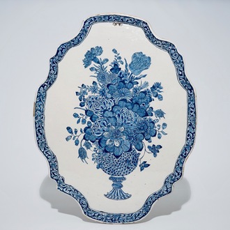 Een grote blauw-witte Delftse plaquette met een bloemvaas, 18e eeuw