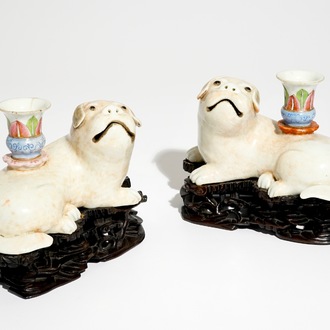 Een paar Chinese famille rose kandelaars in de vorm van honden, 18/19e eeuw