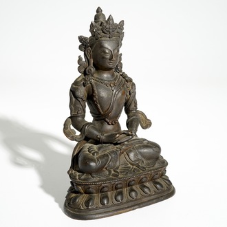 Een Chinese bronzen figuur van Groene Tara, (Syamatara), Ming