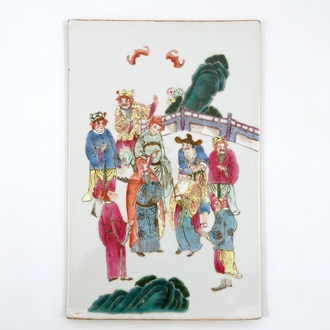 Een Chinese famille rose plaque met decor van Wen Wang Fang Xian, 19/20e eeuw