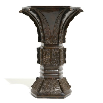 Een Chinese bronzen wandvaas met Xuande zes-karaktermerk, late Ming of vroege Qing