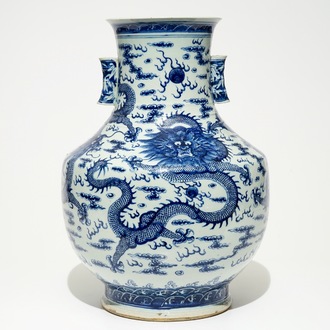 Een grote Chinese blauw-witte hu vaas met draken, 19e eeuw