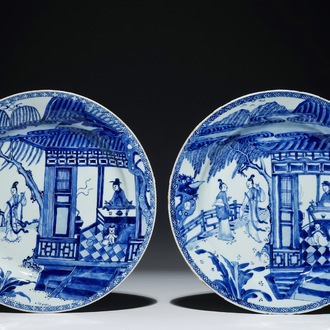 Een paar Chinese blauw-witte schotels met scène uit "De Romance van de Westelijke Kamer", Yongzheng