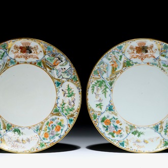 Een paar Chinese Canton famille verte wapenborden, 19e eeuw