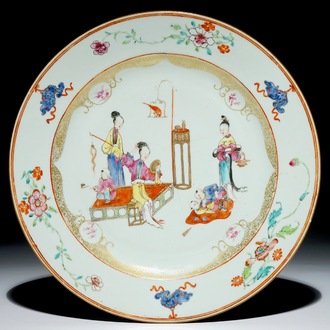 Een Chinese famille rose schotel met "lange lijzen" en zotjes, Qianlong