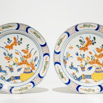Een paar Delftse polychrome schotels met hazen en bloemen, 18e eeuw