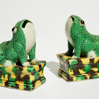 Een paar Chinese verte biscuit figuren van kikkers, Kangxi