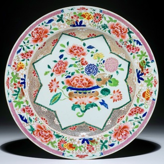 Een Chinese famille rose schotel met floraal decor, Yongzheng/Qianlong