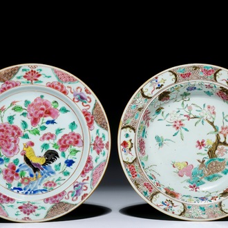 Twee Chinese famille rose borden met een haan en een hert, Yongzheng/Qianlong