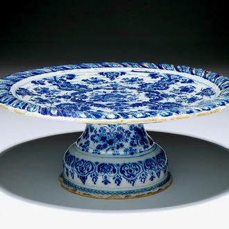 Een Delftse blauw-witte tazza met florale vakverdeling, ca. 1700