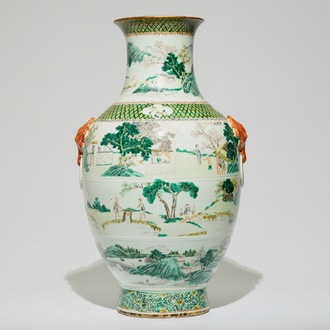 Een grote Chinese famille verte vaas met landschapsdecor en kalligrafie, 19e eeuw