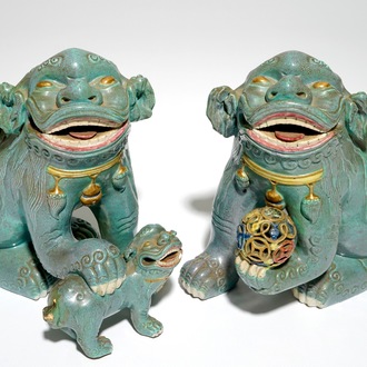Une paire de lions bouddhistes en porcelaine de Chine monochrome en oeuf-de-pigeon, 19ème