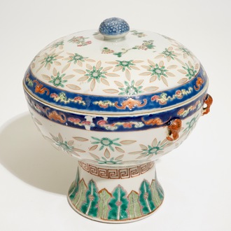 Un bol couvert à décor linglong en porcelaine de Chine famille rose, 19/20ème