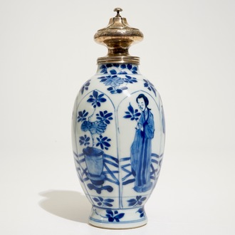 Een Chinese blauw-witte theebus met zilvermontuur, Kangxi