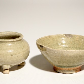 Een Chinese celadon wierookbrander en een kommetje, wellicht Yuan/Ming