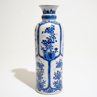 Een Chinese blauw-witte rolwagen vaas, Kangxi