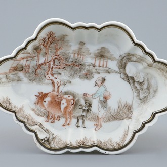 Een fijn beschilderd Chinees lepelschoteltje met grisaille decor, Yongzheng/Qianlong