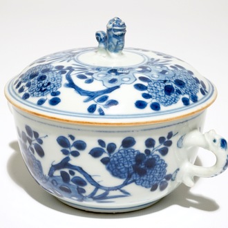 Een Chinese blauw-witte dekselkom met oren, Kangxi