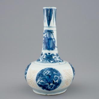 Een Chinese blauw-witte flesvormige vaas met kraanvogels, Ming, Wanli