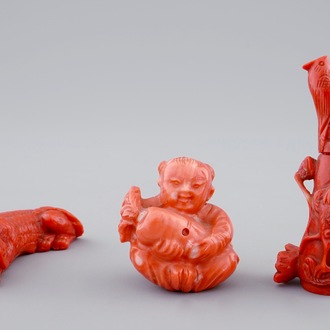 Drie Chinese stukjes in gesculpteerd bloedkoraal w.o. een snuifflesje,19/20e eeuw