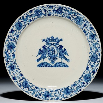 Een blauw-wit Delfts wapenbord, 17e eeuw