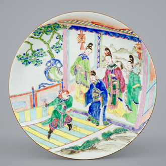 Een ongewone Chinese famille rose schotel met "openlucht" decor, Yongzheng