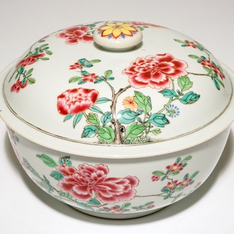 Een ronde Chinese famille rose terrine met deksel, Yongzheng/Qianlong