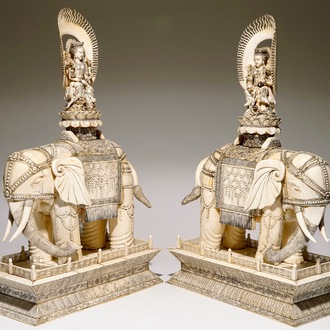 Een uitzonderlijk groot paar ivoren figuren van Guanyin op een olifant, 19e eeuw