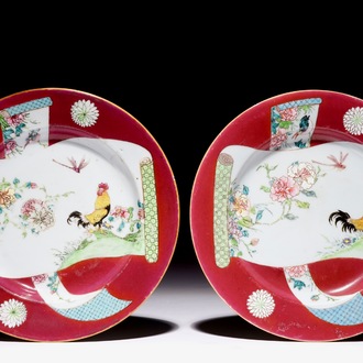 Een paar Chinese famille rose borden met hanen op een roze fondkleur, Yongzheng