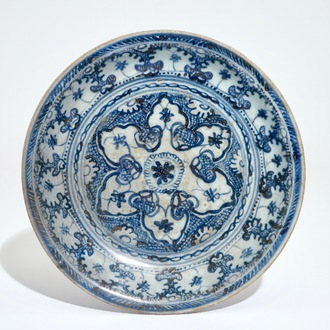 Een Chinees blauw-wit bord met ornamentdecor, Ming, Hongzhi