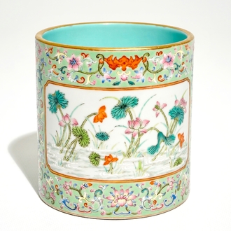 Een Chinese penseelpot met turkooise fondkleur, Qianlong merk, 20e eeuw