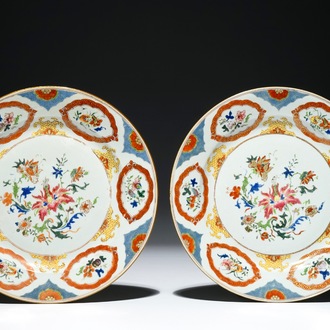 Een paar Chinese export porseleinen “Pronk-studio” borden, Qianlong