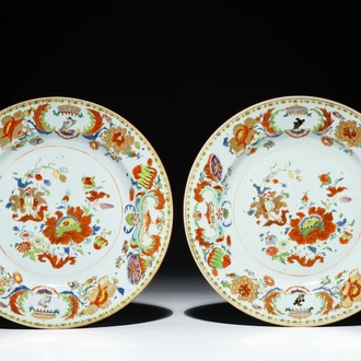 Een paar Chinese famille rose export “Pompadour” borden, ca. 1745