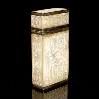 Une boîte à cigarettes en nacre à décor en relief, Chine, 19ème