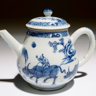 Een Chinese blauw-witte theepot met kinderen op karbouwen, Yongzheng