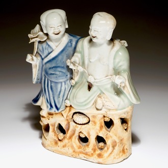 Un groupe en porcelaine de Chine des frères Hehe Erxian en céladon et bleu et blanc, Qianlong