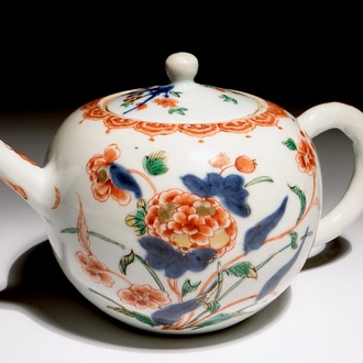 Een Chinese kogelvormige verte-imari florale theepot, Kangxi