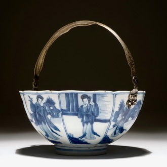 Een Chinese blauw-witte Lange Lijzen kom met zilveren handvat, Kangxi
