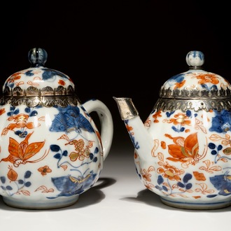 Een fraai paar Chinese Imari-stijl theepotten met deksels en zilveren montuur, Kangxi