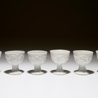 Zes Chinese blanc de Chine stemcups met reliëfdecor, 18/19e eeuw
