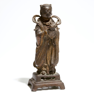 Een Chinese bronzen Shancai figuur, Ming