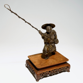 Een Japanse bronzen visser met hengel op houten sokkel, Meiji, gesigneerd