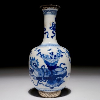 Een Chinees blauw-wit vaasje met zilveren montuur, Kangxi