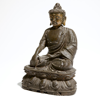 Een Chinese bronzen figuur van een gezeten Boedhha Shakyamuni, Ming
